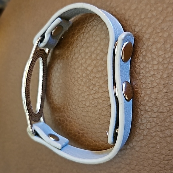 3/$20 PAPARAZZI Another Round Rhinestone Oval Faux Leather Snap Bracelet - Picture 4 of 4